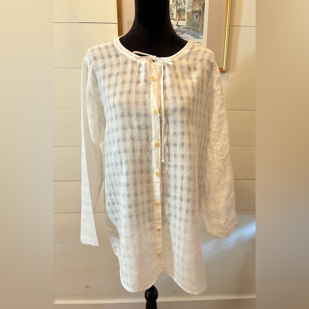 Flax tunic linen in a loose, airy weave with subtle windowpane in soft white.